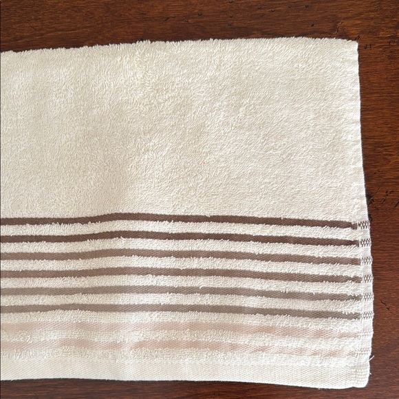 NWT Beige Striped Bath Towels! - Picture 8 of 16
